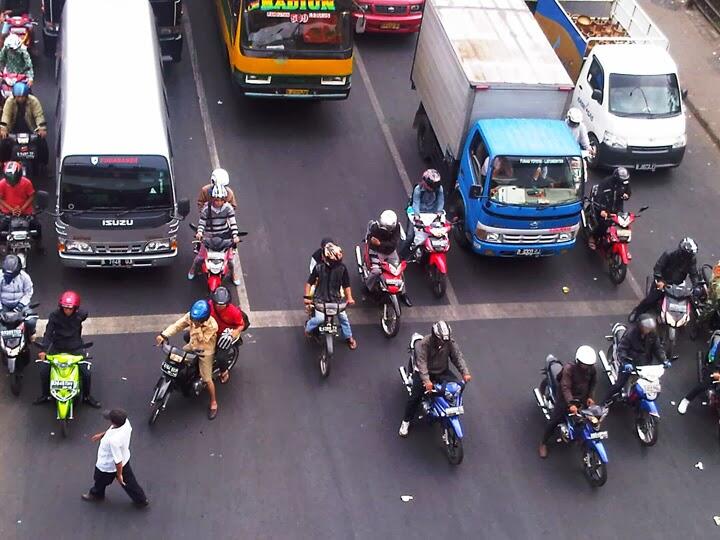 (MARI BERPENDAPAT) fenomena garis putih dan lampu lalu lintas.