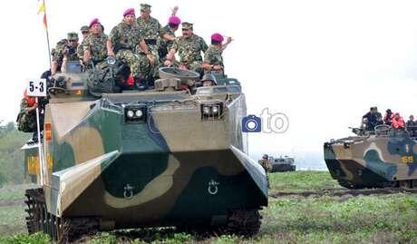  37 Tank Ampibi dari Pemerintah Rusia Diserahterimakan di Situbondo