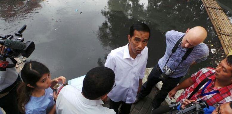 Berita Foto: Aksi &quot;Blusukan&quot; Jokowi Saat Banjir Landa Ibu Kota