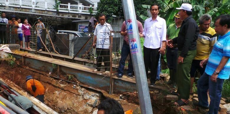 Berita Foto: Aksi &quot;Blusukan&quot; Jokowi Saat Banjir Landa Ibu Kota