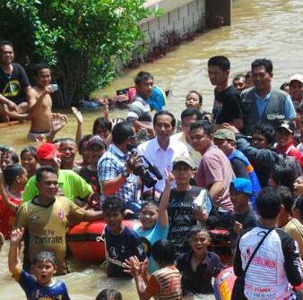 Berita Foto: Aksi &quot;Blusukan&quot; Jokowi Saat Banjir Landa Ibu Kota