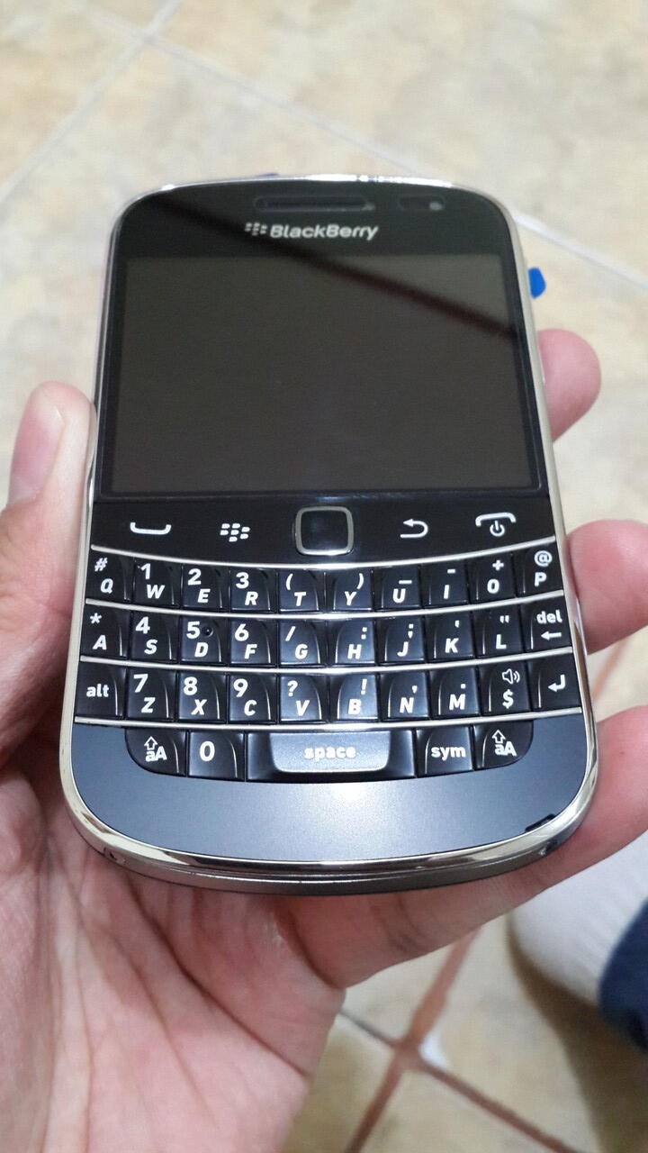 Blackberry Dakota 9900 Hitam,baru pakai 8 bulan Resmi TAM mulus tanpa cacat 100%