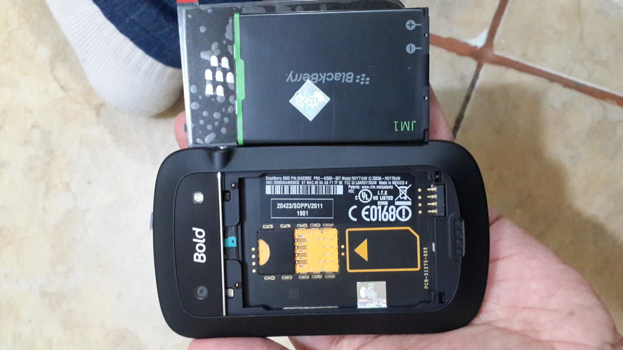 Blackberry Dakota 9900 Hitam,baru pakai 8 bulan Resmi TAM mulus tanpa cacat 100%