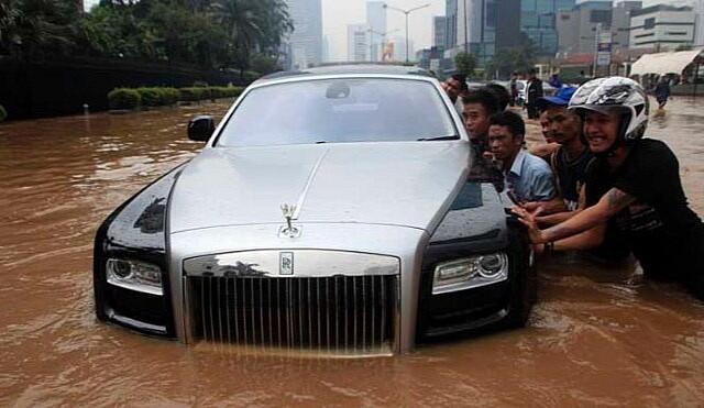 Rolls Royce Ghost VS Banjir di Jakarta