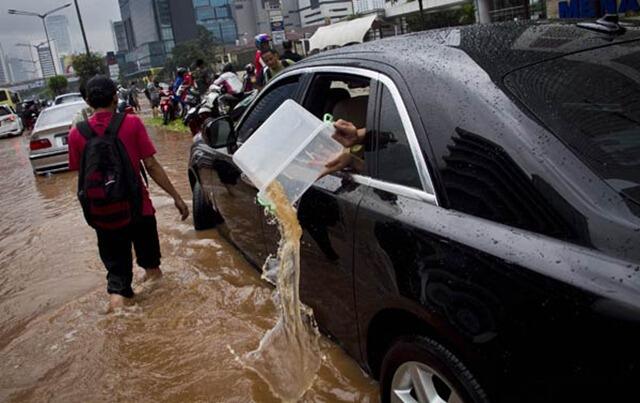 Rolls Royce Ghost VS Banjir di Jakarta