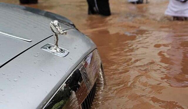Rolls Royce Ghost VS Banjir di Jakarta