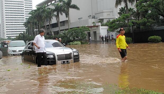 Rolls Royce Ghost VS Banjir di Jakarta