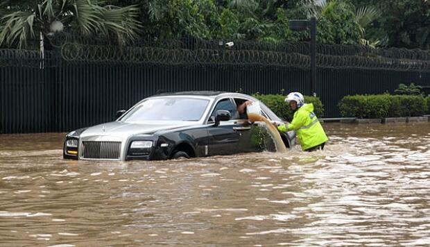 Rolls Royce Ghost VS Banjir di Jakarta