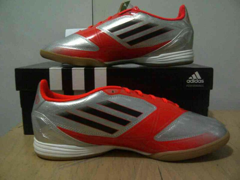 ADIDAS F10 IN ORIGINAL SILVER/ORANGE 40 2/3 NEW!
