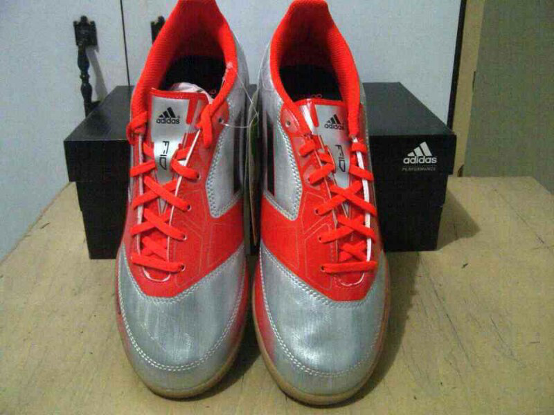ADIDAS F10 IN ORIGINAL SILVER/ORANGE 40 2/3 NEW!