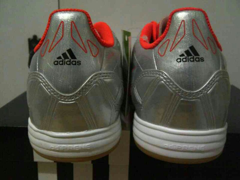 ADIDAS F10 IN ORIGINAL SILVER/ORANGE 40 2/3 NEW!