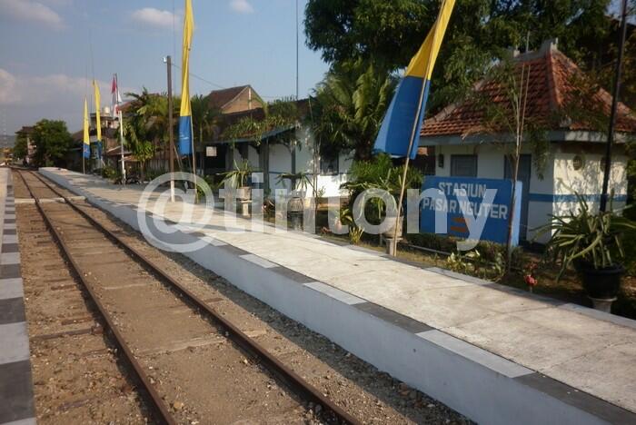 Stasiun Purwosari, Satu-satunya Stasiun di Indonesia dengan Rel Jejer Jalan Raya