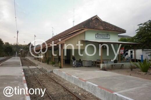 Stasiun Purwosari, Satu-satunya Stasiun di Indonesia dengan Rel Jejer Jalan Raya