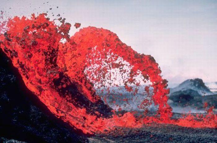 Melihat dahsyatnya lava letusan gunung Kilauea