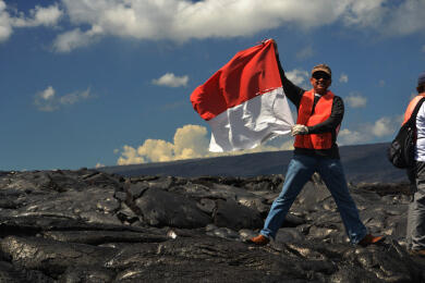 Melihat dahsyatnya lava letusan gunung Kilauea