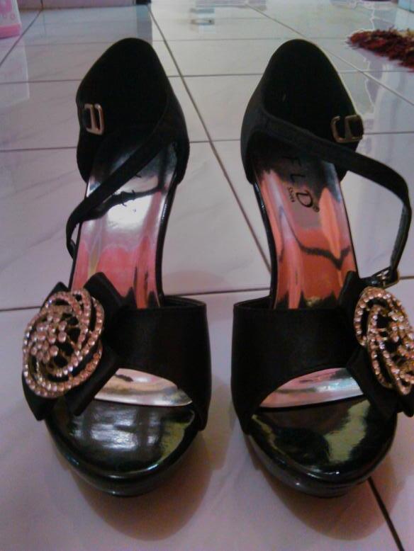 Dress & Sepatu warna hitam... baru sekali pakai
