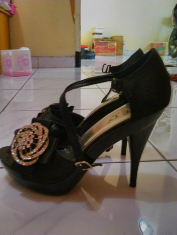 Dress & Sepatu warna hitam... baru sekali pakai