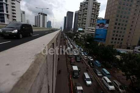 Nyelonong Masuk, Pengendara Motor Jatuh dari JLNT di Depan Mall Ambassador 