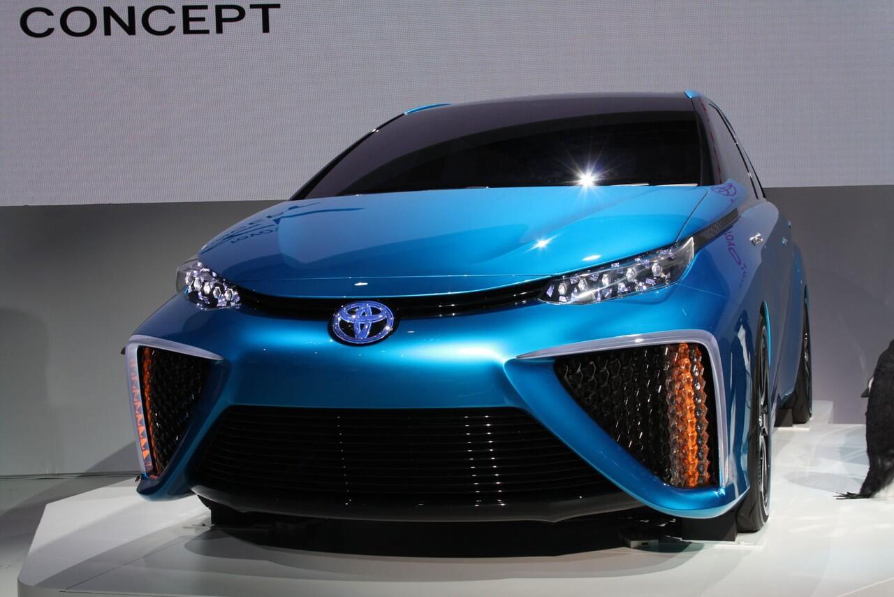 Toyota FCV Hydrogen Concept Car Uji Tembak Tangki Bahan Bakar