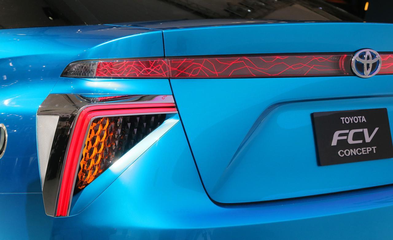 Toyota FCV Hydrogen Concept Car Uji Tembak Tangki Bahan Bakar