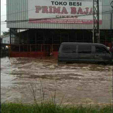 Ini Kondisi Banjir yang Menggenangi Jalanan di Daerah Cibubur