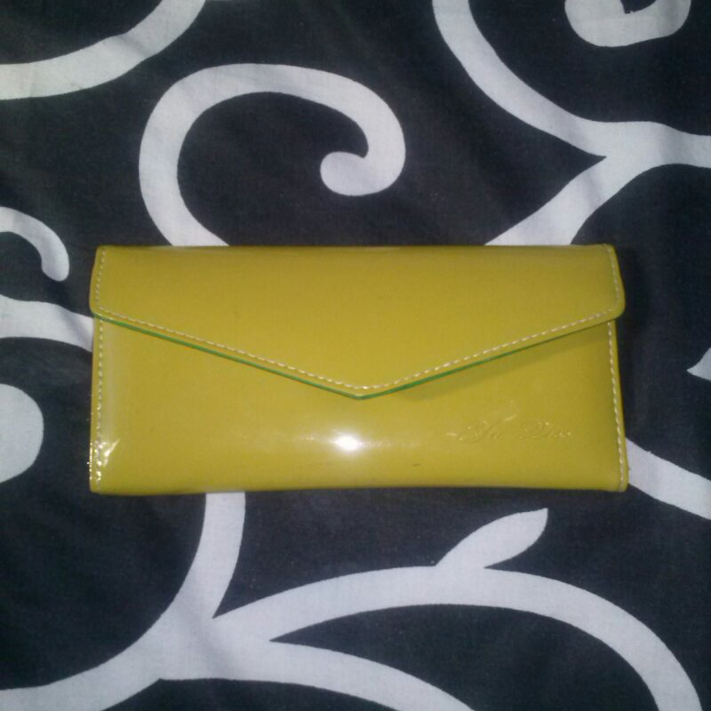 preloved tas,baju,dompet good condition..check it out ladiesss....