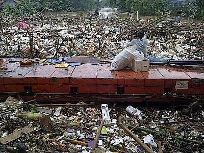 Heh Orang Jakarta Kalo Ga Pengen Banjir Jangan Jorok!!!