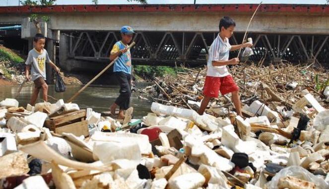 Heh Orang Jakarta Kalo Ga Pengen Banjir Jangan Jorok!!!