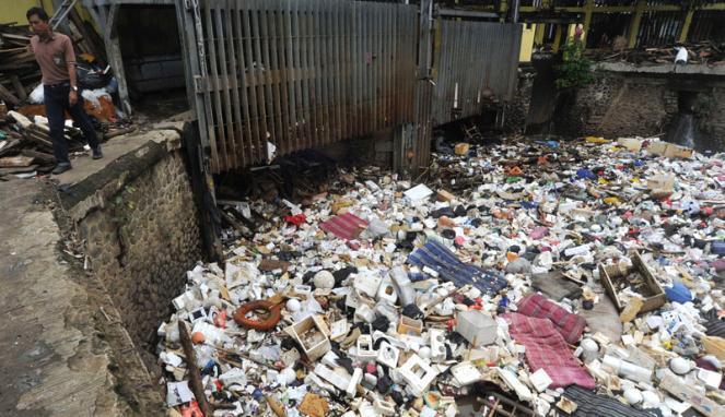 Heh Orang Jakarta Kalo Ga Pengen Banjir Jangan Jorok!!!