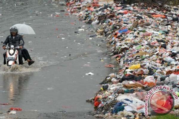 Heh Orang Jakarta Kalo Ga Pengen Banjir Jangan Jorok!!!