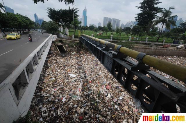 Heh Orang Jakarta Kalo Ga Pengen Banjir Jangan Jorok!!!