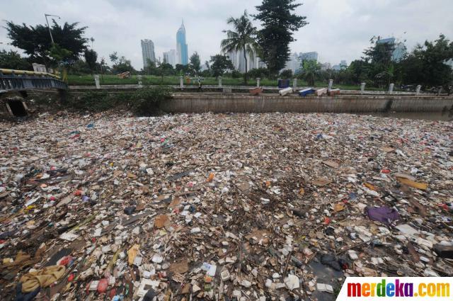 Heh Orang Jakarta Kalo Ga Pengen Banjir Jangan Jorok!!!