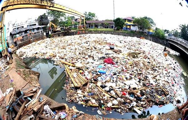 Heh Orang Jakarta Kalo Ga Pengen Banjir Jangan Jorok!!!