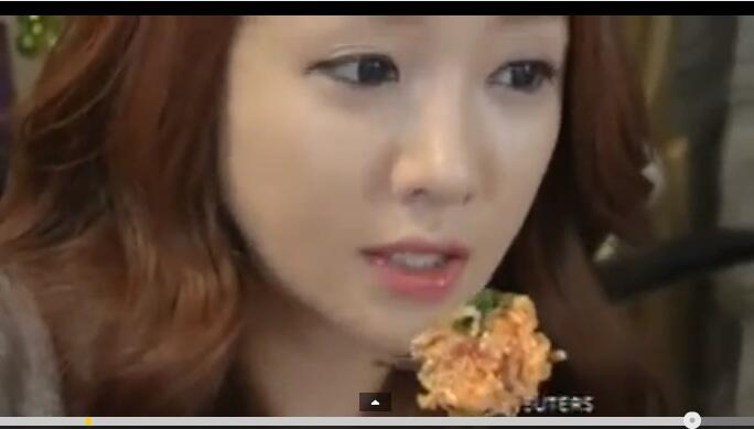 Gila Gan Cewek Ini Dapet 90 Juta Cuma Dengan Makan di Depan Webcam 