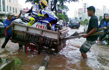 BANJIR ! Tukang Ini Mempermainkan Para Pengendara 