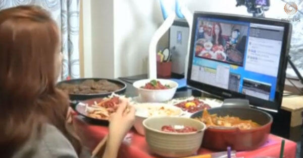 Hanya makan didepan webcam wanita ini menghasilkan US$9000 perbulan