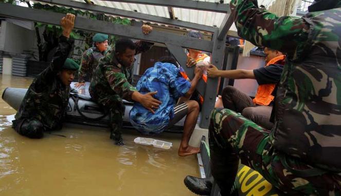 Meluncur dari Markas Kopassus Cijantung, Kopassus Evakuasi Korban Banjir