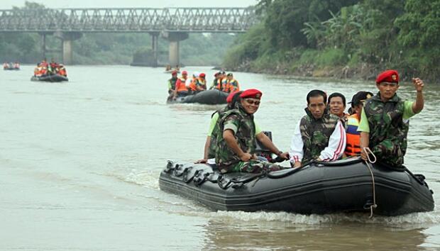 Meluncur dari Markas Kopassus Cijantung, Kopassus Evakuasi Korban Banjir