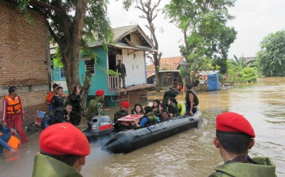 Meluncur dari Markas Kopassus Cijantung, Kopassus Evakuasi Korban Banjir