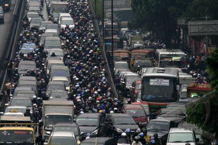 10 Hal yg bikin bete saat berada di dalam busway yg penuh sesak