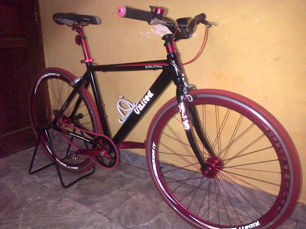 Jual Sepeda fixie united + helm & sepatu