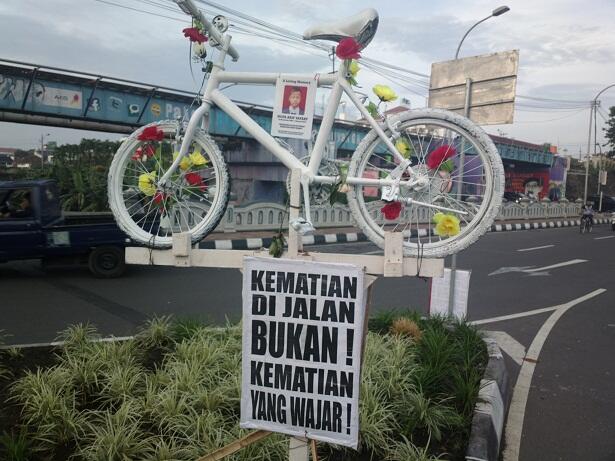 Nisan / Memoriam di Tengah Jalanan Menuju Malioboro Yogyakarta