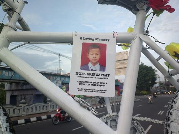 Nisan / Memoriam di Tengah Jalanan Menuju Malioboro Yogyakarta