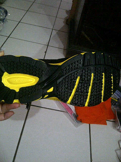 Jual adidas Running Hitam ORIGINAL cuma 299 ribu masuk!