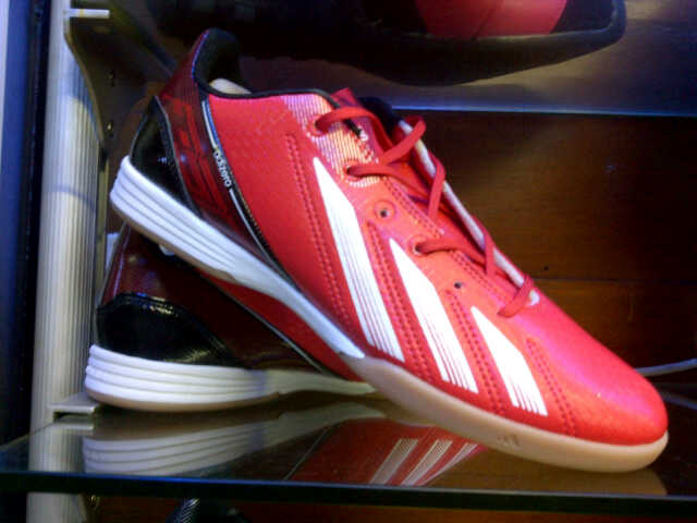 Obral sepatu futsal dan bola import luar negeri!!!