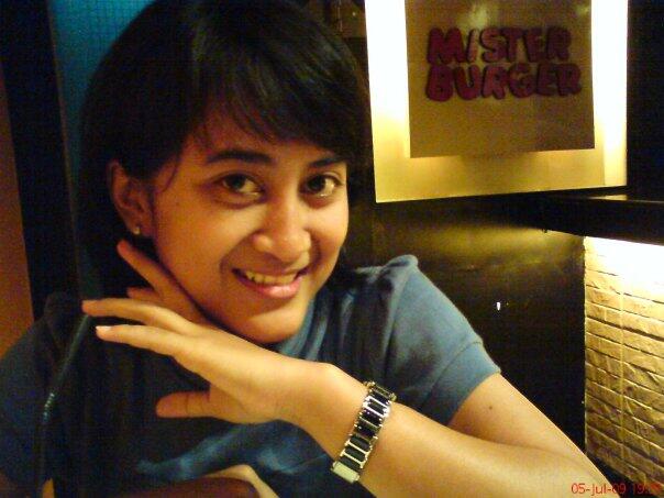 sekilas mirip ma mbak pipik (istri alm Uje ) atau helmalia putri nih gan??