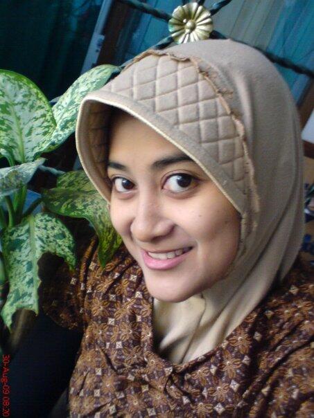 sekilas mirip ma mbak pipik (istri alm Uje ) atau helmalia putri nih gan??