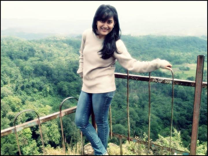 sekilas mirip ma mbak pipik (istri alm Uje ) atau helmalia putri nih gan??
