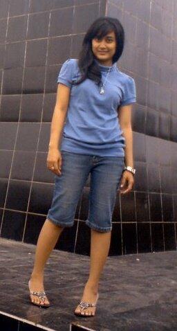 sekilas mirip ma mbak pipik (istri alm Uje ) atau helmalia putri nih gan??