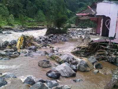 Penampakan Eskavator Terseret Banjir Bandang di Malang